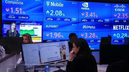 2月7日收盘:美股收高,道指首次突破5万点关口 第1张 2月7日收盘:美股收高,道指首次突破5万点关口 第1张