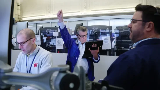 早盘:美股走低 道指下跌200点 第1张 早盘:美股走低 道指下跌200点 第1张