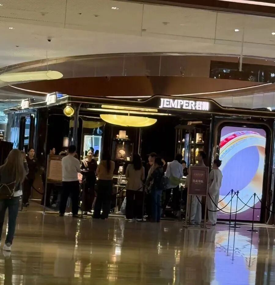 金店集体涨价，涨幅普遍超10%，有品牌手镯一夜暴涨近5万  第1张