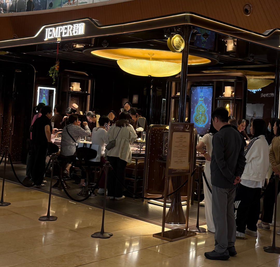 金店集体涨价，涨幅普遍超10%，有品牌手镯一夜暴涨近5万  第2张