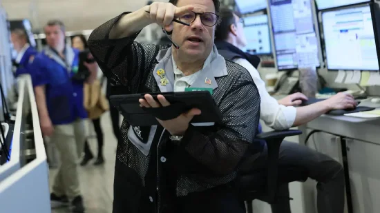 早盘：美股维持涨势 道指上涨约300点  第1张