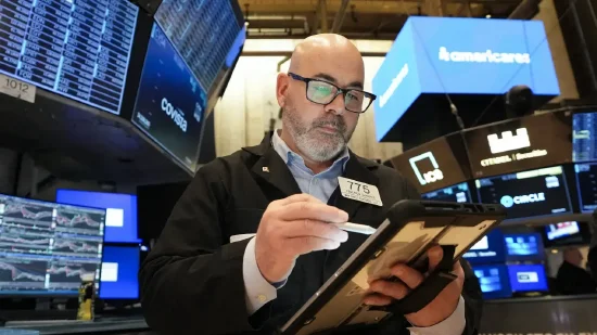 早盘:美股继续下滑 道指下跌240点 第1张 早盘:美股继续下滑 道指下跌240点 第1张