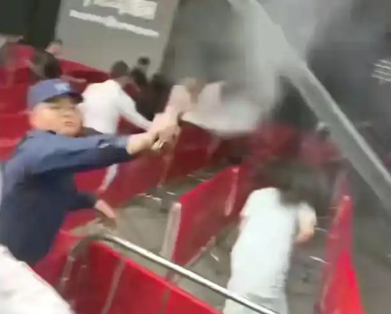 深圳楼盘遭哄抢，保安喷辣椒水，官方通报  第3张