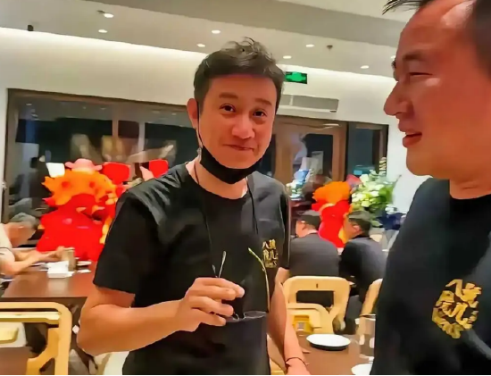 “全是直播蹭流量的顾客！” 演员文章面馆成打卡地：有人凌晨排队，黄牛炒至500元，商标注册遭驳回？  第1张